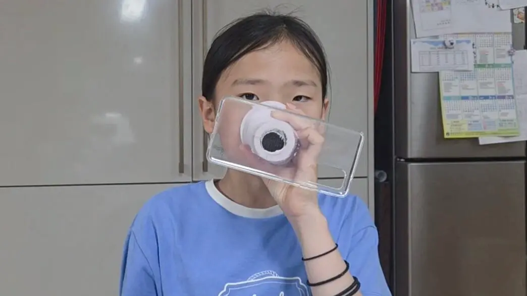 ▲韓國12歲的小學生金智溫（Kim Ji-on，音譯），運用生活觀察，將手機支架改造成緊急防毒面具，一舉擊敗眾多國高中生，勇奪韓國學生發明展覽會最高榮譽的「總統獎」。（圖／翻攝自韓國專利局）