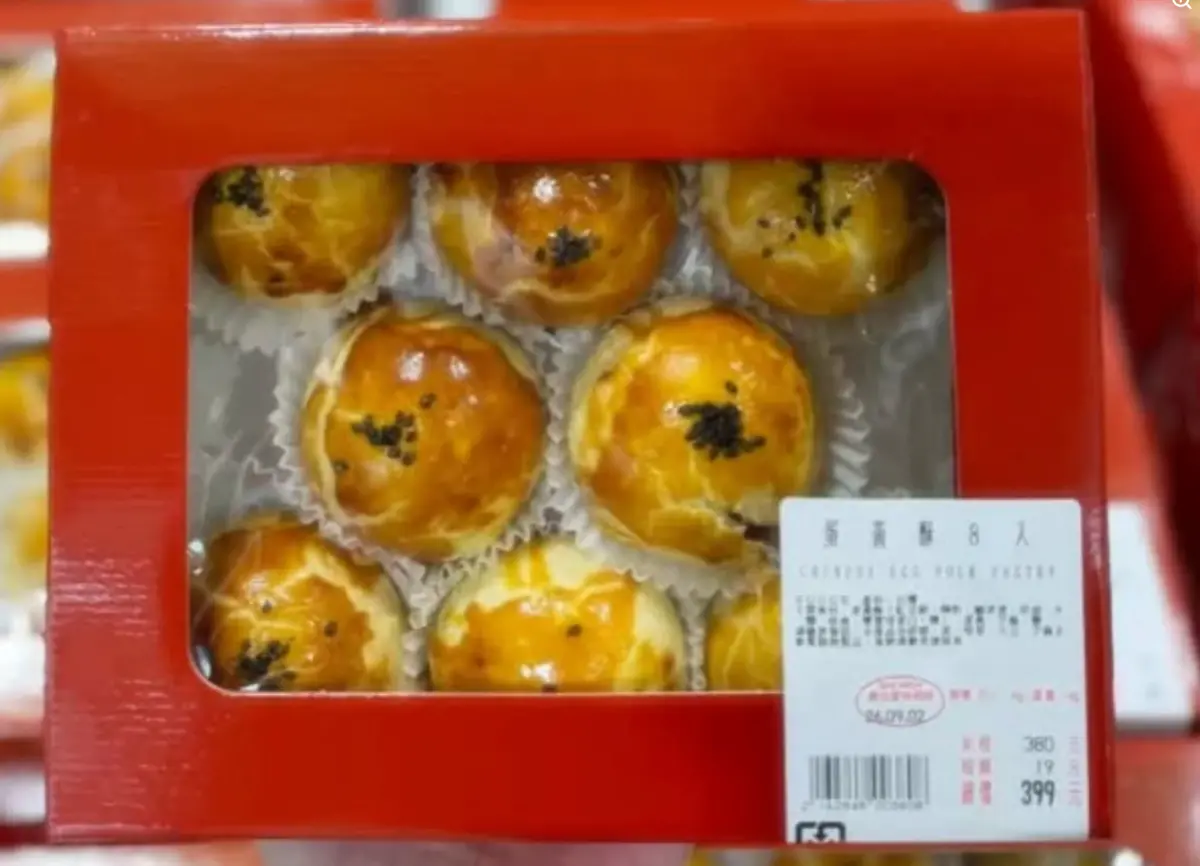 ▲美式賣場好市多近期販售的「隱藏版蛋黃酥」在社群上爆紅，平均一顆更是只要50元。（圖／翻攝臉書美式賣場商品優惠情報）