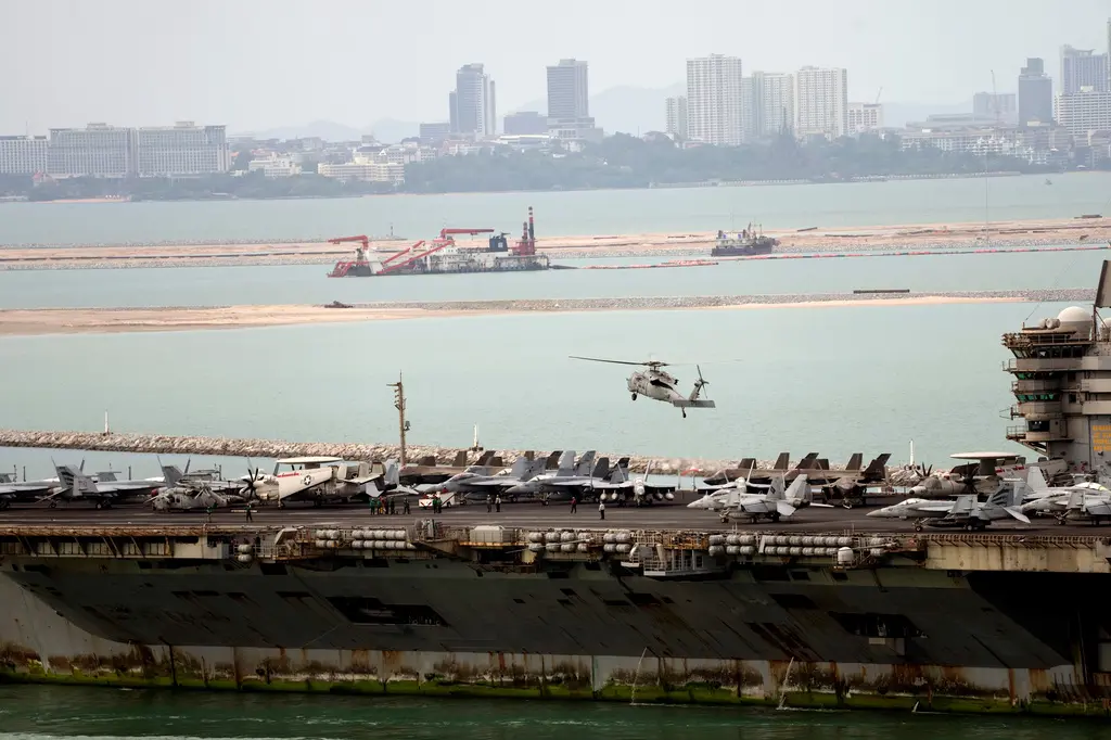▲美軍航空母艦林肯號在相隔286天後靠港，停靠在泰國林查班港，官兵準備上岸前往芭達雅。（圖／美聯社／達志影像）