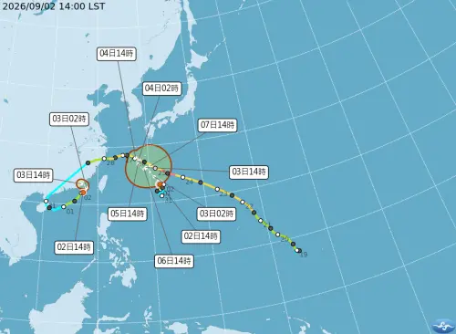 ▲沙德爾颱風目前位於台灣海峽上，持續朝東北方向接近香港，即將減弱為熱帶低壓，科羅旺颱風則位於日本那霸東南方海面，未來預估偏北方向往琉球附近海面前進，對台灣無直接影響。（圖／中央氣象署cwa.gov.tw）