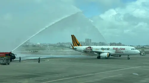 ▲為慶祝台灣虎航今(2)日「高雄-石垣島」首航，高雄國際機場特別舉辦灑水儀式。（圖／台灣虎航提供）