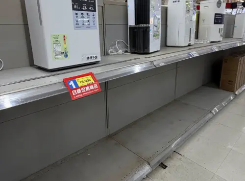 ▲部落客「高雄美食走跳-刁嘴公主」拍下賣場內的大型除濕機，都已經沒有現貨在下方擺著。（圖／翻攝高雄美食走跳-刁嘴公主臉書）