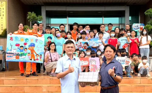 ▲台南市北門區文山國小師生到海巡署南部分署第11岸巡隊進行勞軍活動，以感謝海巡署官兵默默守護我國海域及海岸安全，勞軍現場氣氛熱烈，軍民同樂。(圖／海巡署南部分署提供)