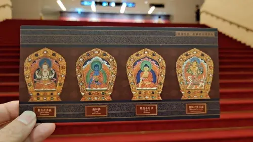 ▲故宮《龍藏經》展廳外，設有拍照打卡點，還免費送祈福小卡。（圖／翻攝自國立故宮博物院FB）