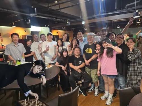 ▲大合照中，始源站在中間摟著陳意涵肩膀，東海則被P圖成在角落下棋的人，讓粉絲全笑翻。（圖／始源Threads@siwonchoi）
