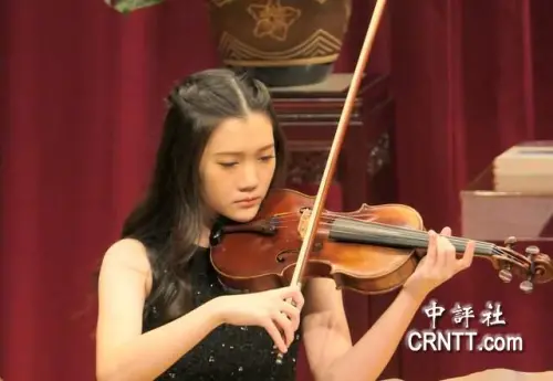 ▲蔣得聆熱愛藝術音樂且擅長拉小提琴，過去曾於追思禮拜上罕見露面演奏。（圖／翻攝自中評社）