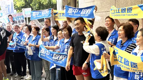 不是偶像劇是選市長！江啟臣紅短褲狂奔4公里　海龍蛙兵濕身登記
