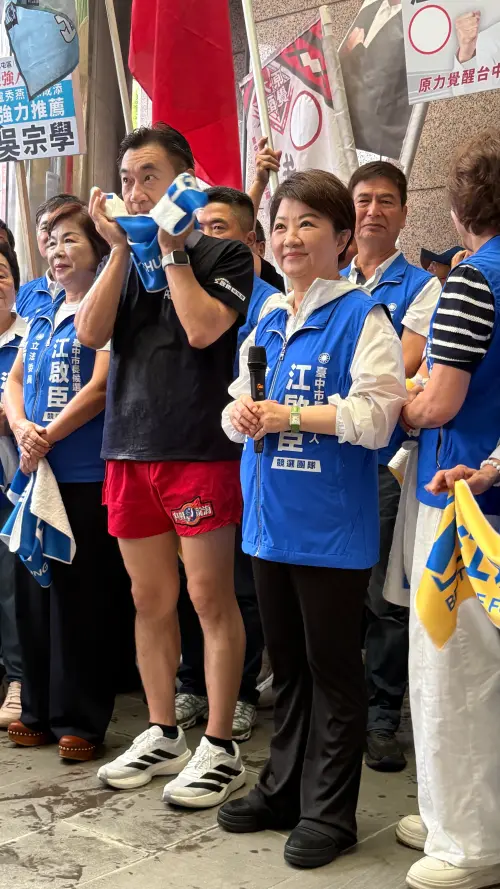 ▲江啟臣以一身海龍蛙兵裝扮辦理登記，在雨中跑到全身濕透。（圖／記者顏幸如攝，2026.09.03）