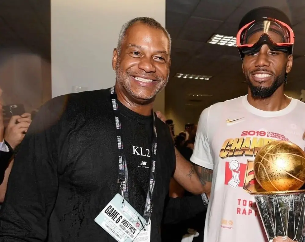 ▲雷納德（Kawhi Leonard）的舅舅兼前商業經理羅伯森（Dennis Robertson）長年主導其場外談判，曾被報導要求私人飛機、房產、保證代言收入甚至球隊部分股權。（圖／翻攝自暴龍隊官方社群）