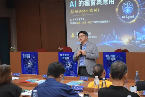 ▲采威國際資訊蕭哲君董事長在會中分享中小企業AI應用機會.（圖／嶺東科大提供）