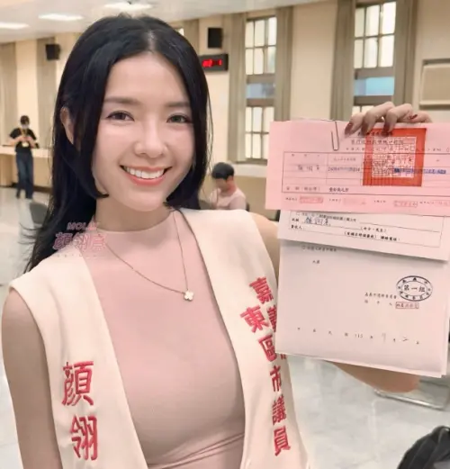 ▲顏翎熹日前在臉書上發文，表示自己陪同立委王美惠完成登記參選之後，同樣也完成市議員參選登記，要來力拚連任。（圖/顏翎熹臉書）