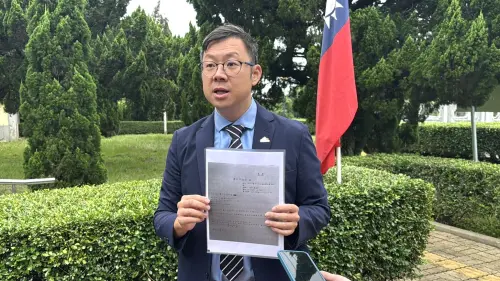 ▲台中市政府副秘書長林谷隆出示公文，強調盧秀燕陪登記均依法請假。（圖／台中市政府提供，2026.09.03）