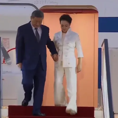 牽緊手、腳步慢！習近平下機疑「靠妻攙扶」！官媒跳過畫面惹議
