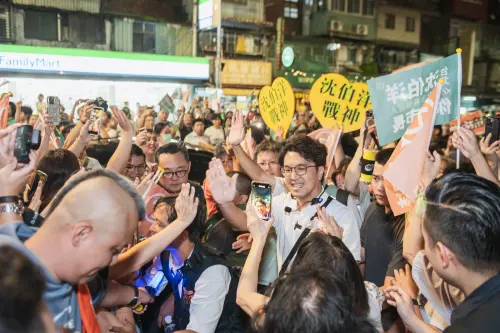 男子合照喊8字口號挑釁！沈伯洋大氣反應曝：他們開心我就開心