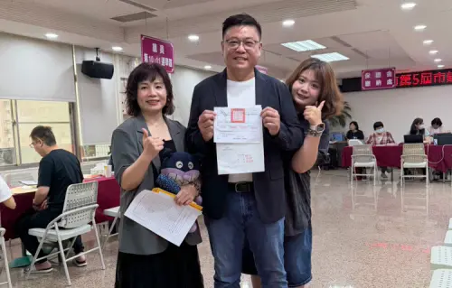▲鳳山區市議員候選人蘇致榮（1日）已完成市議員參選登記，今天特別與長期並肩服務地方的里長夥伴一起行動。（圖／市議員候選人蘇致榮堤供）