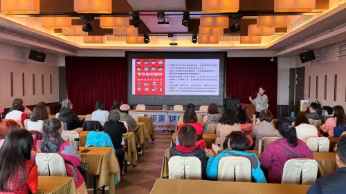 ▲陳宜君督學講授「全民防衛韌性」課程，深化春暉志工全民防衛意識。 （圖／新北教育局提供）