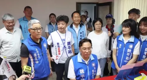 謝典霖新髮型搶鏡！陪登記喊「王惠美離苦得樂、我水深火熱」