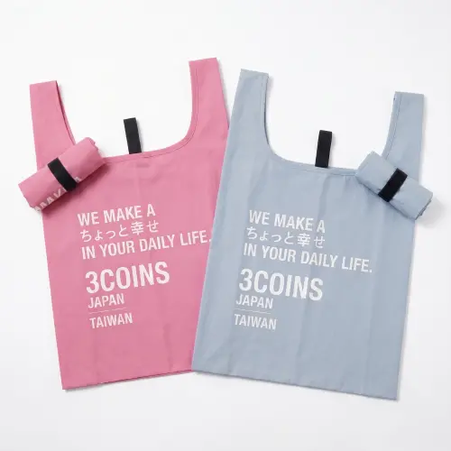 ▲3COINS 台灣限定「環保購物袋」，推出莫蘭迪粉與淺藍雙色。（圖／3COINS提供）