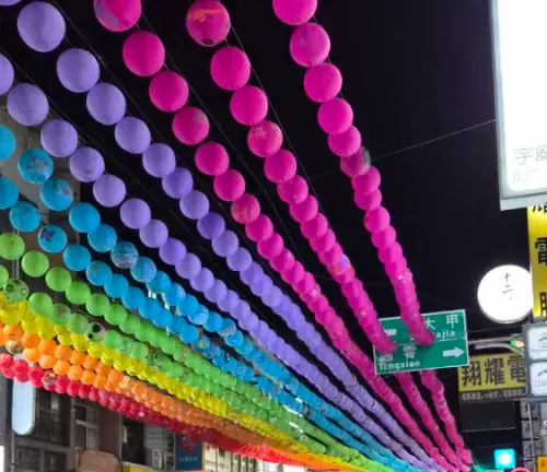 ▲目前鬼門關夜市舉辦的主要道路為公路上，連續多日封街進行裝飾工程，將美美的燈籠通通掛上。（圖／苑裡串起來）