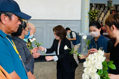 ▲周春米向烈士遺族致意並獻上白玫瑰，表達縣府與縣民的關懷慰問。（圖／屏東縣府提供）