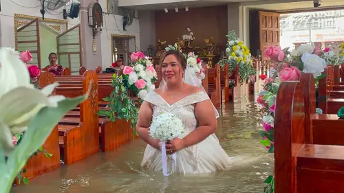 影／水深及腰不要緊！菲律賓新人水中結婚　新娘白紗泡水仍笑盈盈