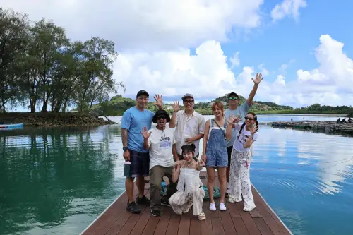 ▲《嗨！營業中》姚元浩、鬼鬼（吳映潔）、莎莎、郭泓志等人到帛琉錄影，風景美不勝收。（圖／好看娛樂）
