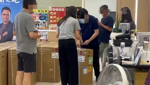 ▲高雄門市湧入看機人潮，現場提供現貨專案優惠與專人諮詢。（圖／486團購提供）