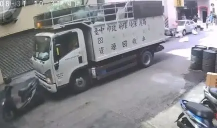 ▲回收車駕駛下車整理回收物品時，車輛突然向前滑行，先擦撞路旁自小客車，再撞上巷底停放的機車，機車遭撞後幾乎「對折」，所幸現場無人受傷。(圖/記者鄧力軍翻攝)