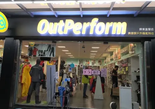 ▲被騎士封為雨衣界戰神的「Outperform奧德蒙」實體專賣店，其機能設計與防雨口碑在Google評論上都獲得高度正面評價。（圖／翻攝自Google評價）