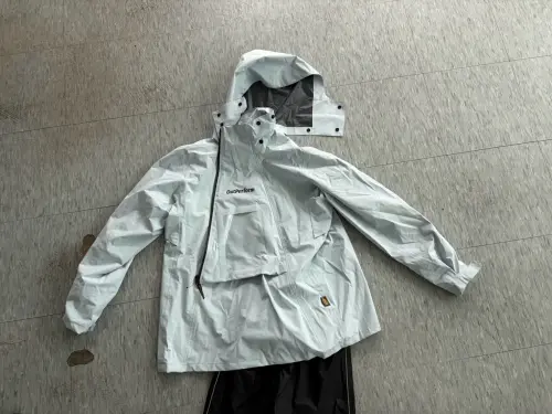 ▲記者日前實際入手奧德蒙雨衣實測，看看是不是真如廣大網友說的這麼神，購買款式是「ACE半斜開雙拉鍊防水透氣兩件式雨衣」銀河灰，售價為1350元。（圖/記者張嘉哲攝）