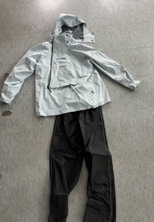 ▲奧德蒙雨衣果然名不虛傳，輕鬆應對中等大雨、小雨，即便暴雨也完全不會漏水，設計上甚至還有貼心手機袋可以隔著滑動手機，水準非常高。（圖/記者張嘉哲攝）