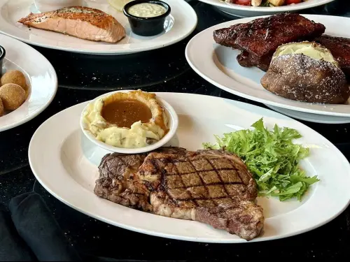 ▲大巨蛋4樓有美式餐廳「Texas Roadhouse」進駐，是全球首座「3.0 Urban Style」都會店型。（圖／開展餐飲集團提供）