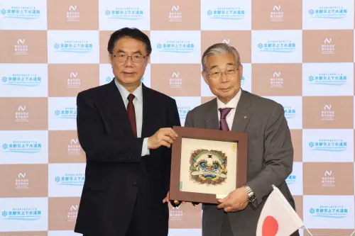 ▲ 黃偉哲致贈下村AKIRA劍獅造型交趾陶；右：黃偉哲致贈吉川雅則蘭花盤。(圖／南市府提供）