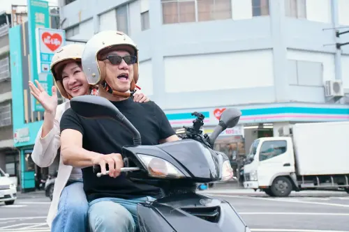 ▲柯志恩今天上午由先生親自騎著摩托車載抵高雄市政府鳳山行政中心。（圖／柯志恩競辦提供）
