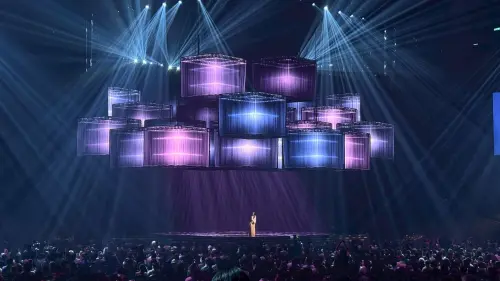 ▲拿掉視訊動畫，田馥甄的金曲獎追思演出，以最節制的設計打造舞台畫面。（圖／Realive真實現場）
