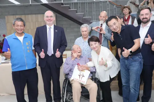 谷立言回頭打暗號　盧秀燕秒回「我馬上來」！神秘會談引猜測