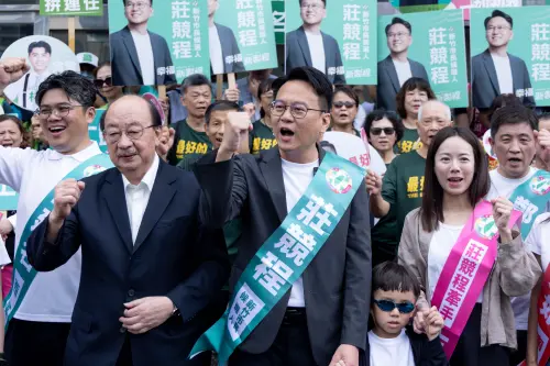 妻兒跟柯建銘陪同！莊競程登記參選市長：為新竹下一個10年啟動