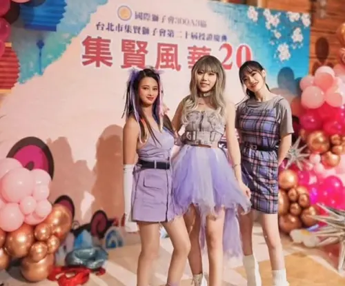 ▲辛瑞珊（左）是APM 亞流新世代的團體成員之一，團員都必須學習詞曲創作以及舞蹈等。（圖/IG@APM 亞流新世代）