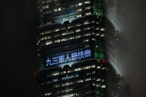 9/3軍人節快樂！台北101點燈挺國軍　官兵上89樓觀景台免費到月底