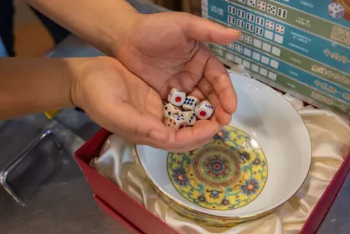 Participants roll dice during the 2025 Kinmen Mid-Autumn Mooncake Gambling Festival. (Kinmen Tourism official website)