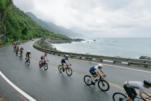 Cyclists take on the Taiwan KOM during the 2025 Taiwan KOM Pacific Classic, one of Taiwan’s most challenging high-mountain cycling races. (Taiwan Tourism Administration)