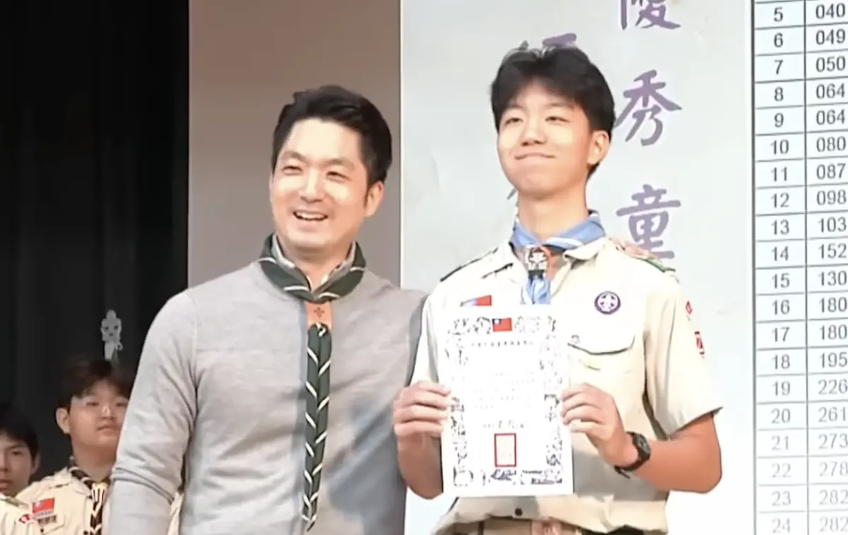 ▲台北市長蔣萬安今年3月出席115年童軍節大會活動，親自頒發優秀童軍獎章給大兒子蔣得立。（圖／翻攝畫面）
