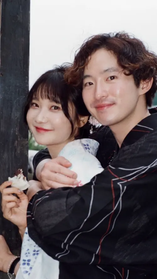 ▲愛莉莎莎（左）6月初和赴尼泊爾工作、度假的隨行攝影師竇公開戀情。（圖／愛莉莎莎IG＠goodalicia）
