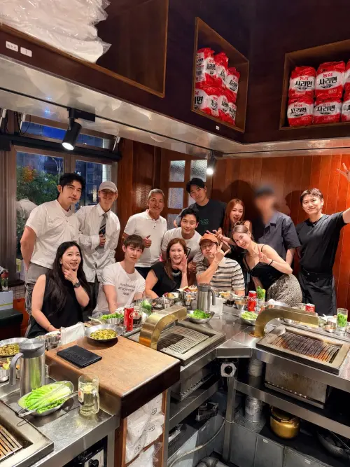 ▲王子（後排右二）出席朋友生日宴會，疑似要求友人把自己臉部馬賽克，相當低調。（圖／Ingrid Chang IG@godloveic）