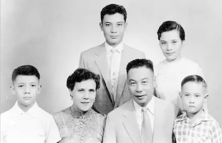 ▲1950 年代蔣家全家福合照，前排左二為蔣得曦的曾祖母蔣方良，深邃輪廓與高顏值遺傳給後代。（圖／取自維基百科）