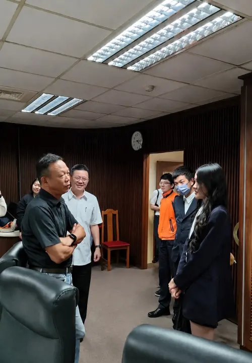 ▲張家興並以自身職涯經歷勉勵甫踏入職場的少年代表委員王郁淳，人生每一段經歷，都可能成為未來成長與前進的養分。（圖／高市警警少年隊提供）