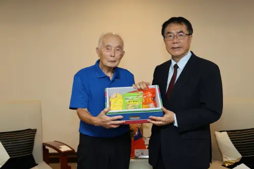 ▲台南市長黃偉哲致贈芒果寶盒予水戶市議長袴塚孝雄。(圖／南市府提供)