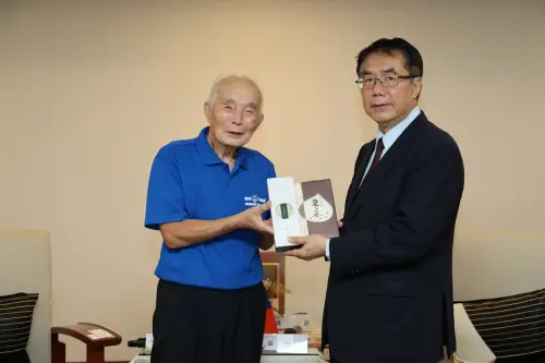 ▲水戶市議長袴塚孝雄致贈水戶市伴手禮予市長台南黃偉哲。(圖／南市府提供)