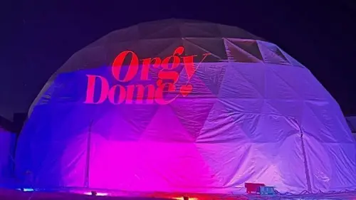 ▲美國火人祭（Burning Man）活動，還有極具話題性的「性愛帳篷」（Orgy Dome）。（圖／翻攝Mirror US臉書）