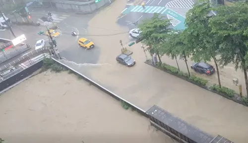 ▲安樂區大武崙、情人湖長庚醫院周邊都有淹水災情，甚至有民眾回報大武崙溪水位快速上升。（圖／基隆人臉書）
